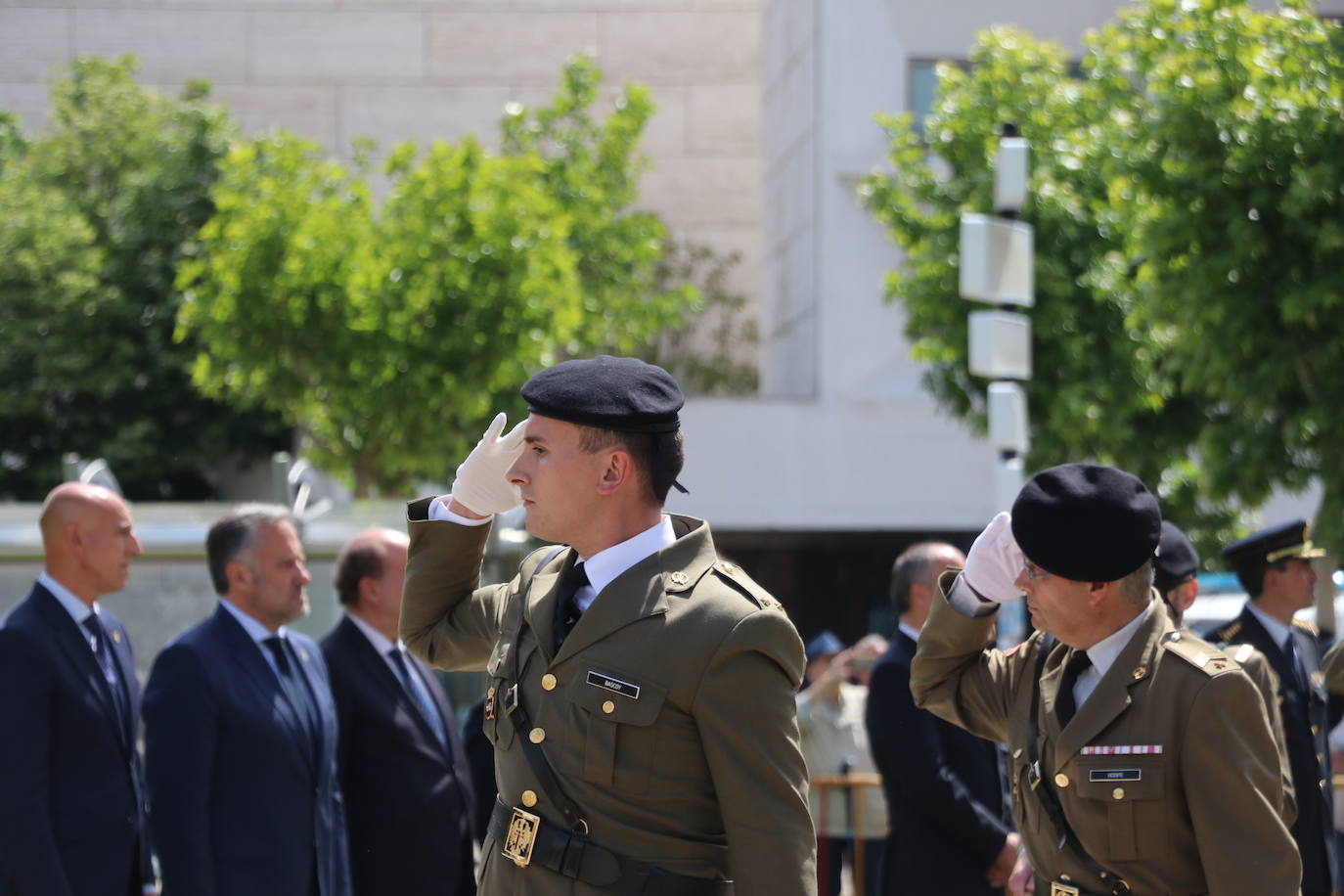 Izado de la bandera en León