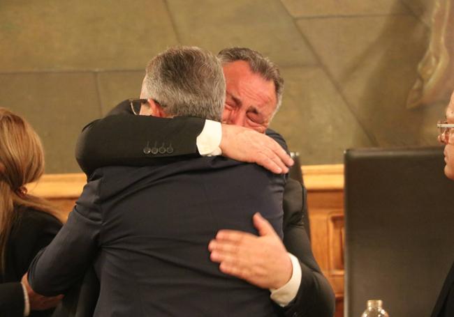 Eduardo Morán se abraza con otro diputado tras el pleno extraordinario.