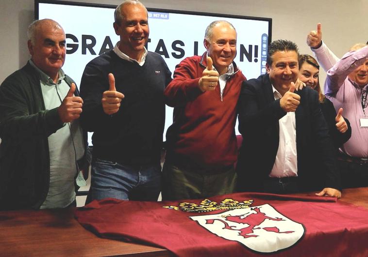 Eduardo López Sendino y Luis Mariano Santos con más compañeros en la sede de UPL en una noche «histórica».