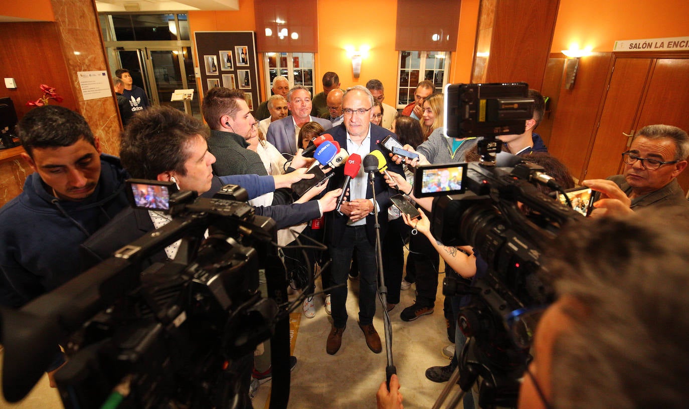 Olegario crece, Morala se dispara