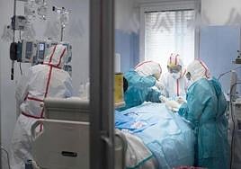 Imagen de un equipo médico durante una intervención quirúrgica.