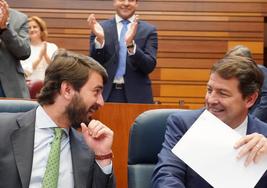 El vicepresidente de la Junta, Juan García Gallardo habla con el presidente, Alfonso Fernández Mañueco.