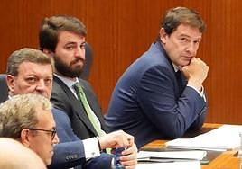 El presidente de la Junta, Alfonso Fernández Mañueco, en el Pleno de las Cortes