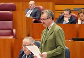 El consejero de Agricultura y Ganadería, Gerardo Dueñas, durante el pleno este martes.