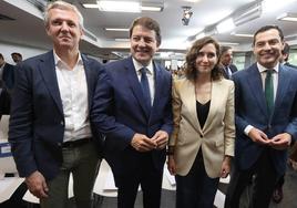 El presidente del PPCyL, Alfonso Fernández Mañueco, junto a los presidentes de Galicia, Alfonso Rueda, Madrid, Isabel Díaz Ayusoso y el de Andalucía, Juan Manuel Morenos, en la reunión de la Junta Directiva Nacional del PP.