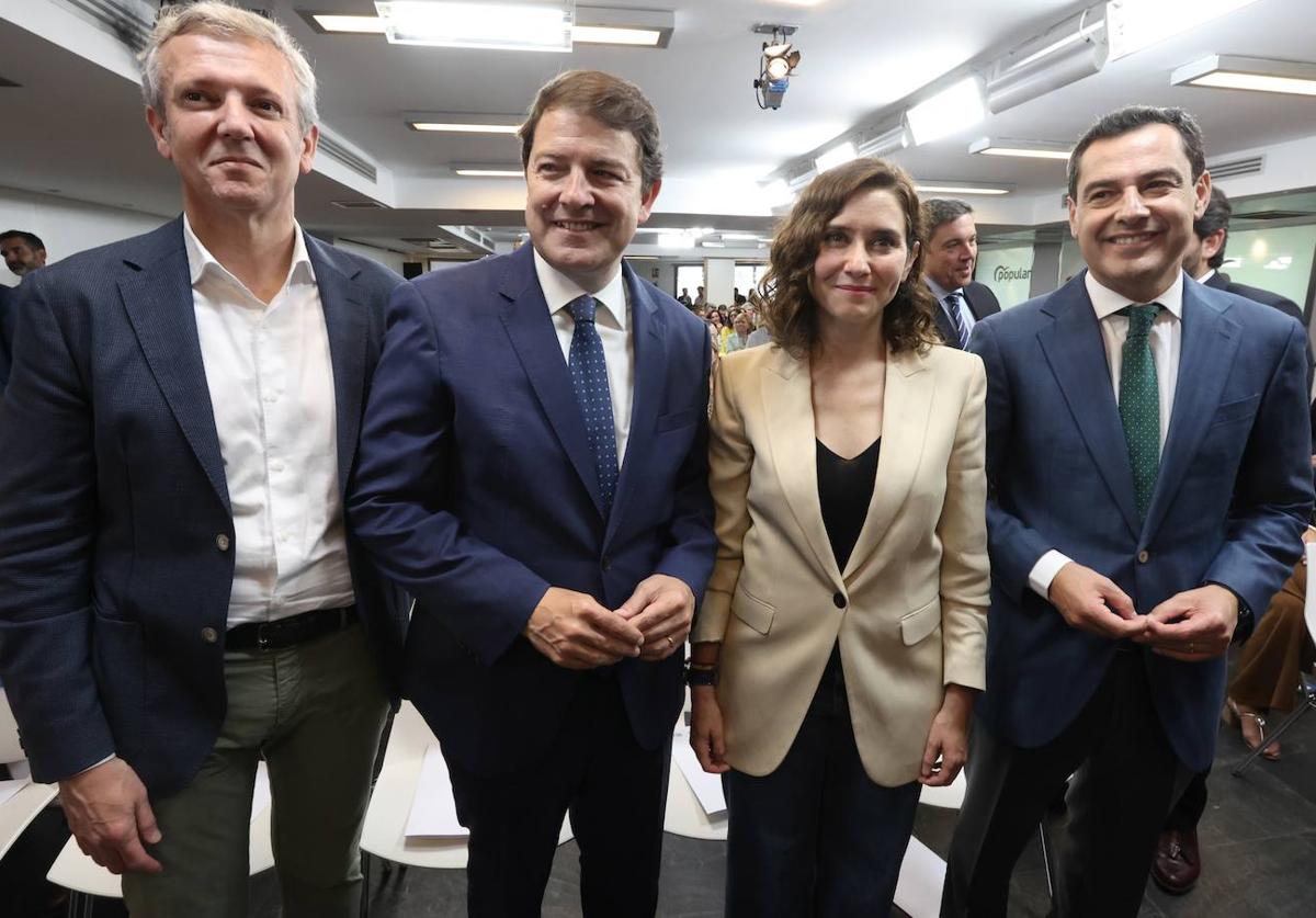 El presidente del PPCyL, Alfonso Fernández Mañueco, junto a los presidentes de Galicia, Alfonso Rueda, Madrid, Isabel Díaz Ayusoso y el de Andalucía, Juan Manuel Morenos, en la reunión de la Junta Directiva Nacional del PP.