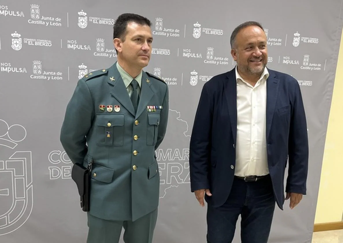 El presidente del Consejo Comarcal del Bierzo, Gerardo Álvarez Courel (D), recibe al capitán de la Guardia Civil en Ponferrada, Juan Jesús Cadenas (I).