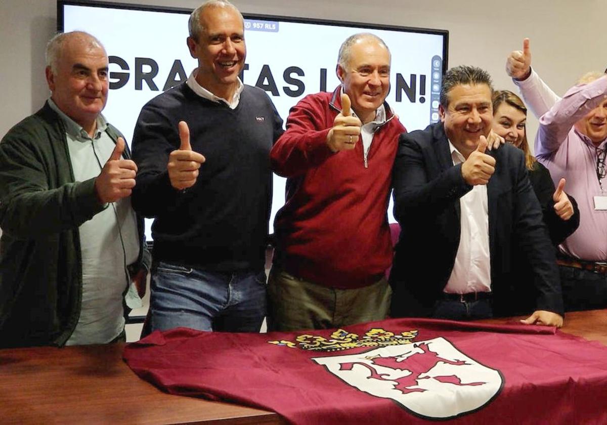 Cargos de Unión del Pueblo Leonés celebran los últimos resultados en las Municipales del 28M.