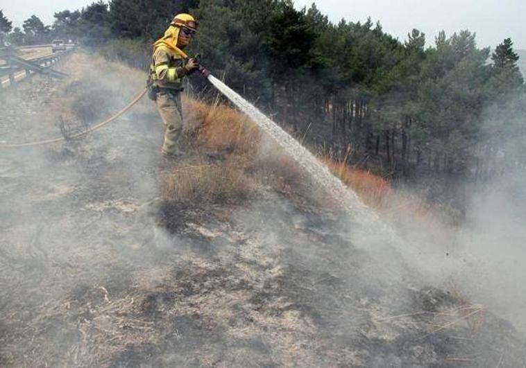 Un bombero actúa en un incendio en Castilla y León.