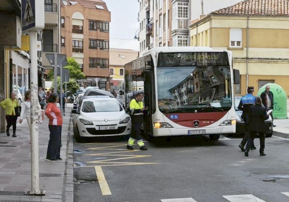 Imagen del bus urbano en la Avenida de Nocedo tras avalanzarse sobre los vehículos estacionados.