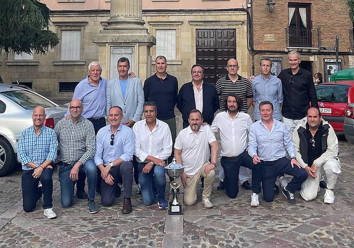 Aquel equipo, dirigido por Pepe Estrada, se reunió de nuevo frente al Colegio Leonés de San Isidoro.