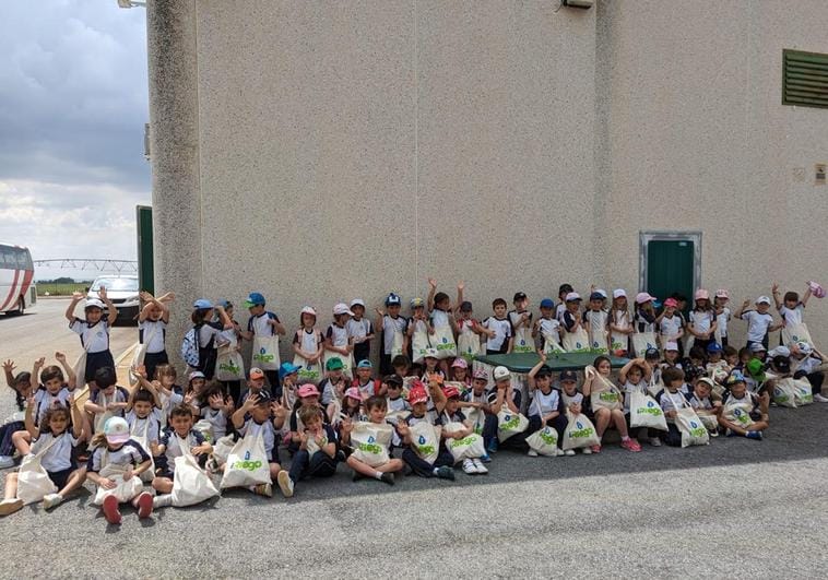 Los alumnos de 1º de Primaria viven «una experiencia única» en la zona del Páramo Leonés de la mano de la empresa leonesa iRiego.