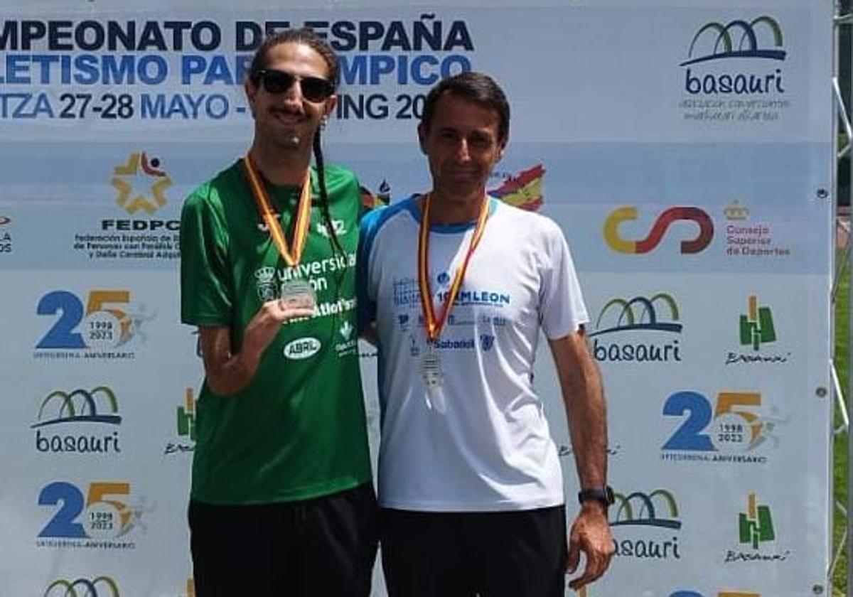 Dani Pérez posa junto a su entrenador, Toño Pérez, y sus dos medallas de oro.