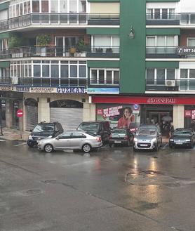 Imagen secundaria 2 - La lluvia cae sobre la ciudad de León.