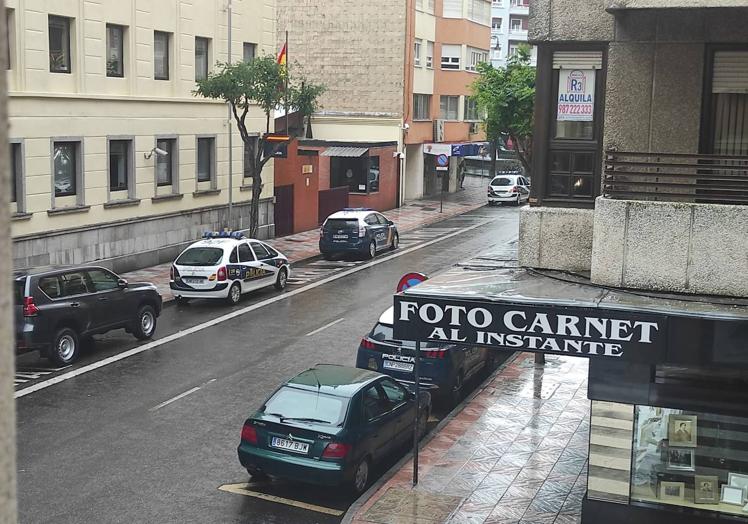 Imagen principal - La lluvia cae sobre la ciudad de León.