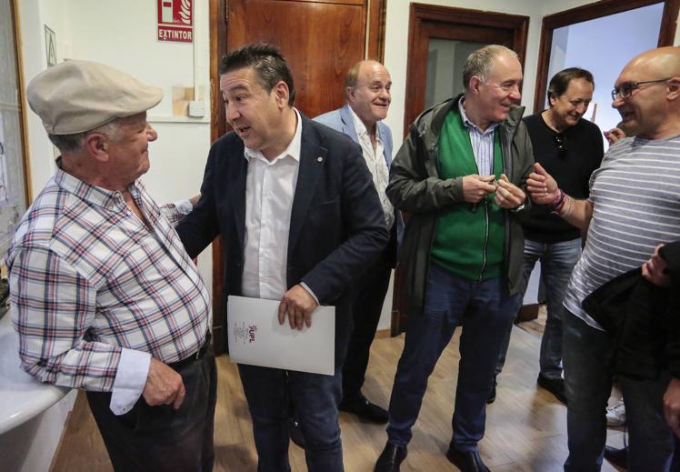 Luis Mariano Santos y Eduardo López Sendino, en la antesala del consejo general este miércoles.