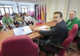 Luis Mariano Santos y Eduardo López Sendino, este miércoles, en la antesala de la reunión del consejo general de la Unión del Pueblo Leonés tras los resultados del 28M.