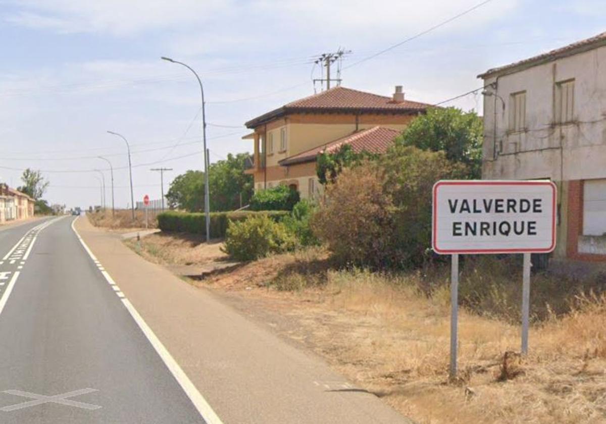 Entrada a la localidad de Valverde Enrique.