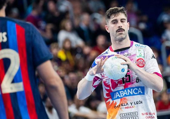 El equipo de Manolo Cadenas, que no pudo estar en el cierre de la temporada, mira a la próxima campaña con aires de renovación. Luis Puertas dirige al equipo en la cita final ante un FC Barcelona intratable (43-30)
