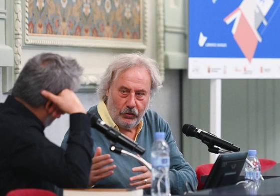 El escritor leonés Julio Llamazares en la feria del libro de Burgos.