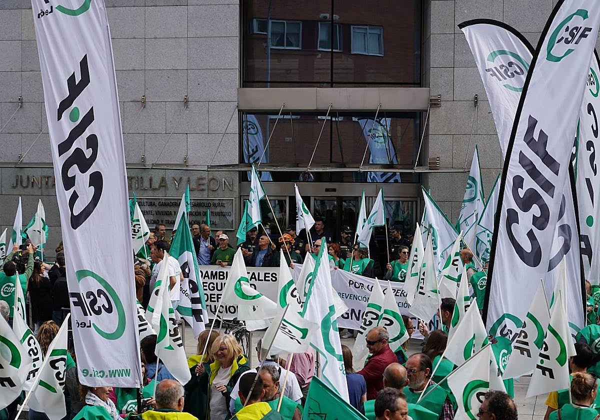 Concentración de trabajadores del dispositivo de incendios de la Junta