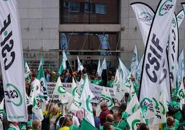 Concentración de trabajadores del dispositivo de incendios de la Juntà.