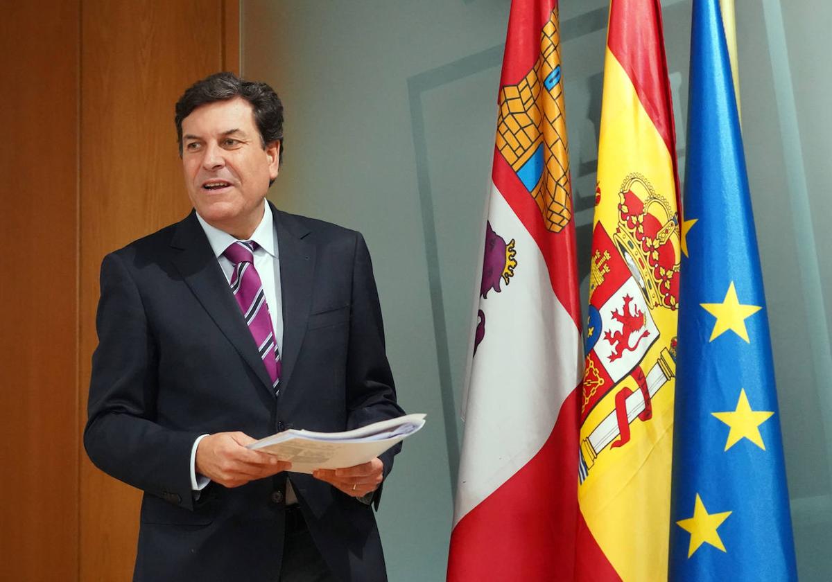 El consejero de Economía y Hacienda y portavoz, Carlos Fernández Carriedo, comparece en rueda de prensa posterior al Consejo de Gobierno.