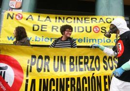 Protesta de Bierzo Aire Limpio contra la incineración de residuos.