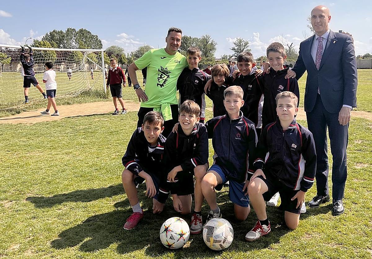El alcalde de León junto con los alumnos de Agustinos que se desplazarán a la competición en Barcelona.