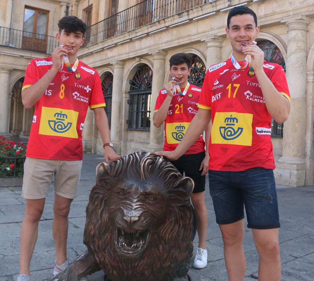 Darío Sanz (I) y Antonio Martínez (C), junto a Álex Lodos, en una foto con la medalla de bronce del Europeo juvenil de 2021.