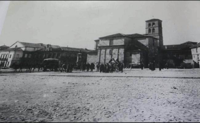 Fotografía de la Iglesia de San Marcelo en 1923, cuando aún existía el Hospital de SanAntonio Abad.