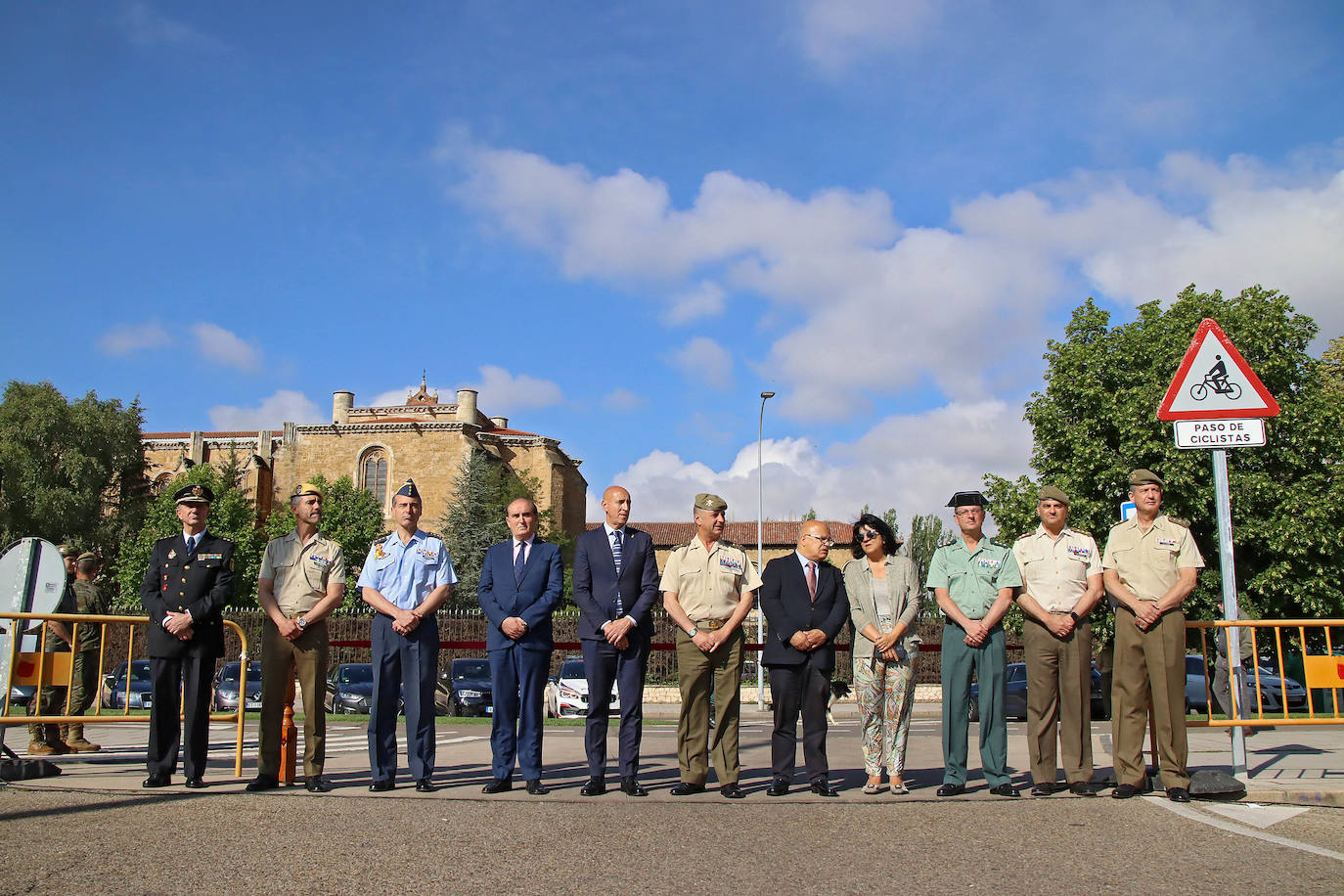 Autoridades militares y civiles en la explanada de los Pendones Leoneses.