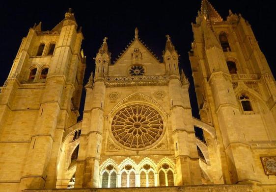 Imagen de la catedral de León iluminada de madrugada.