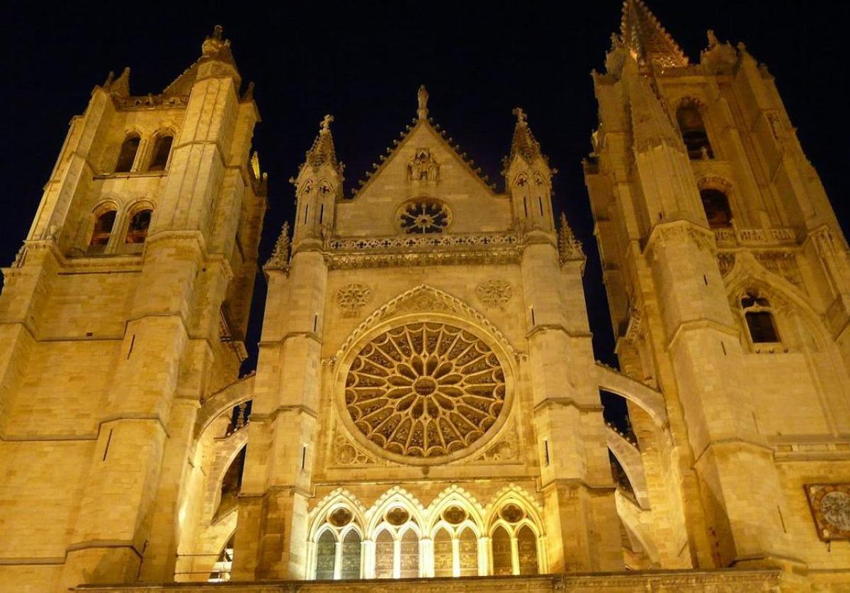 Imagen de la catedral de León iluminada de madrugada.