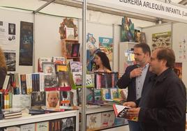 El alcalde de La Bañeza, Javier Carrera visita la Feria del Libro.