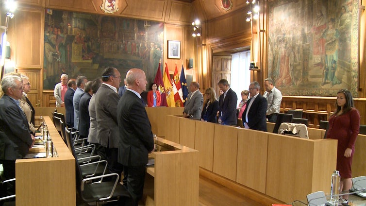 Silencio, luto y aplausos en el último pleno de la Diputación de León