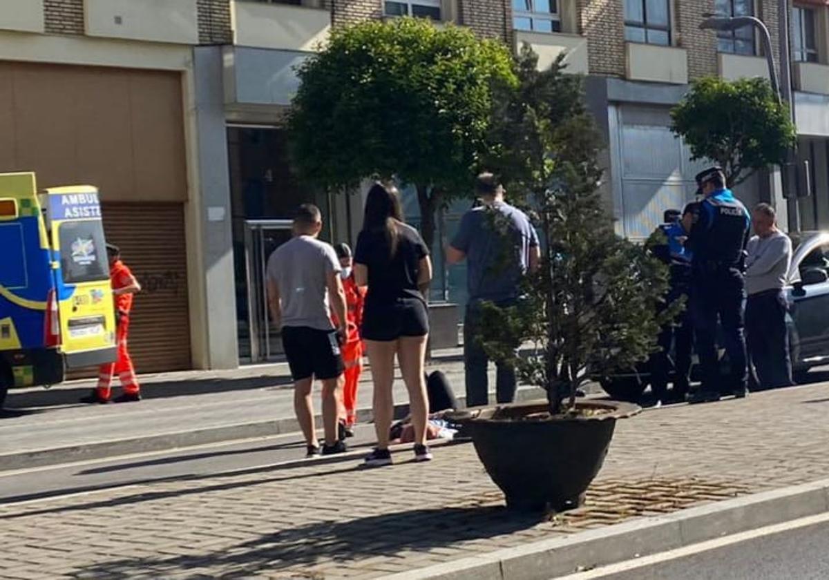 La joven tendida en el suelo, esperando la atención médica.