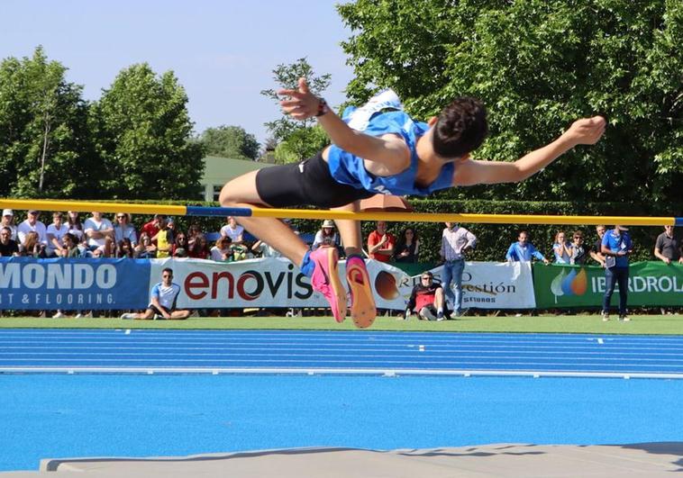 Los atletas participaban en un modelo de triatlón, en el que tenían que completar tres pruebas distintas. En la imagen, una de las pruebas de salto de altura.