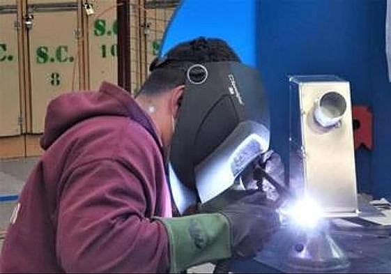 Un joven en un centro de FP de la provincia.