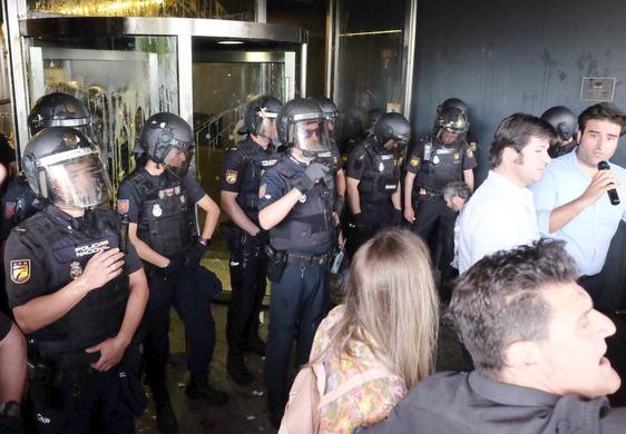 La manifestación, en la que se dieron cita centenares de ganaderos, comenzó con pitadas, cencerros y gritos de dimisión, para desembocar en el lanzamiento de huevos, bengalas, pintura y petardos a las paredes del edificio.