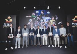 Foto de familia de los premiados en la Gala Asobal.