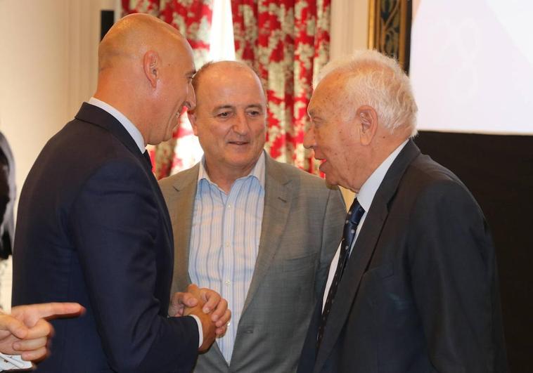 Diez, Sebastián y García-Margallo charlan antes del inicio del acto en León.