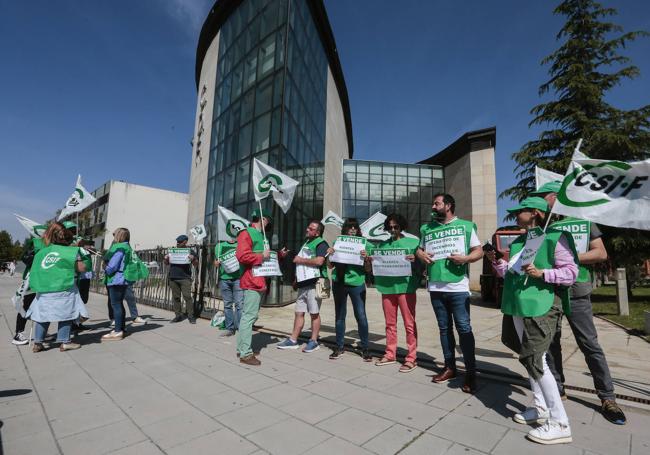 CSIF se cocnentra a las puertas del centro del Fuego en León para protestar contra el consejero de Medio Ambiente.