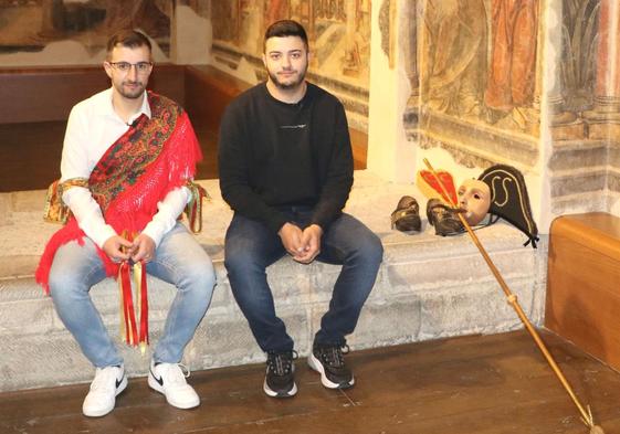 El lagunés Álvaro Martínez con la máscara y los zapatos del San Sebastián junto a José Manuel Murciego Copete uno de los danzante de la fiesta del Corpus en Laguna de Negrillos.