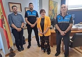 El subinspector de San Andrés, Alberto Ferrero, junto a la alcaldesa, Camino Cabañas; el teniente de alcalde, Benjamín Fernández; y el jefe de la Policía Local, José Carlos Calvo.