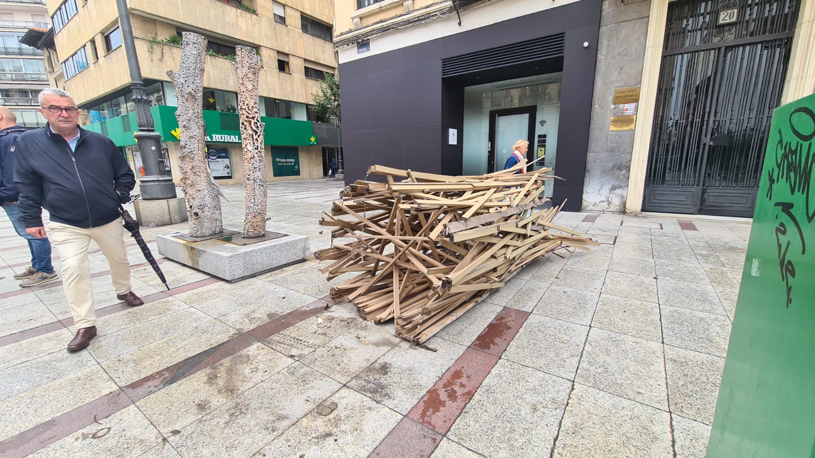 Escultura en el suelo en Ordoño II