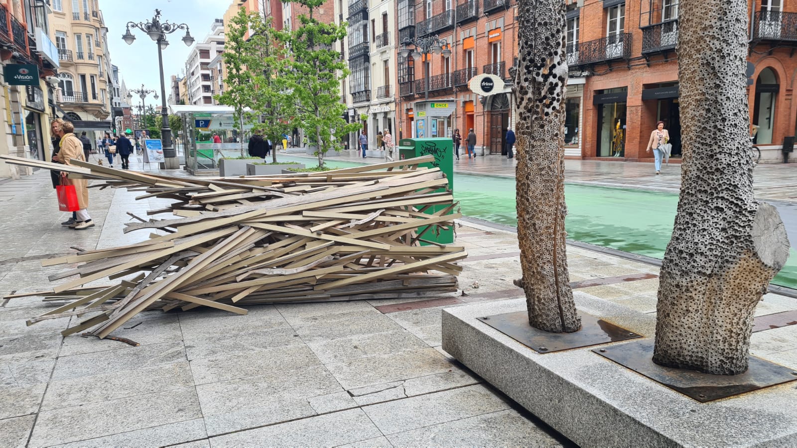 Escultura en el suelo en Ordoño II