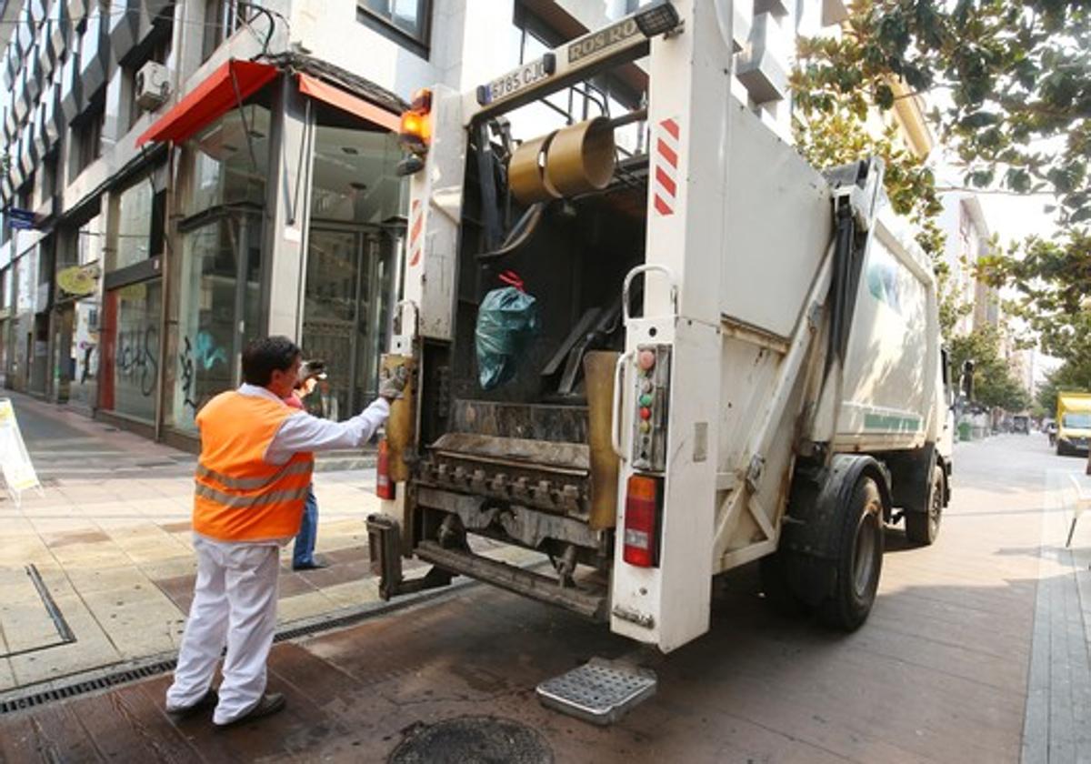 Un operario de FCC realiza labores de recogida de basura en Ponferrada.