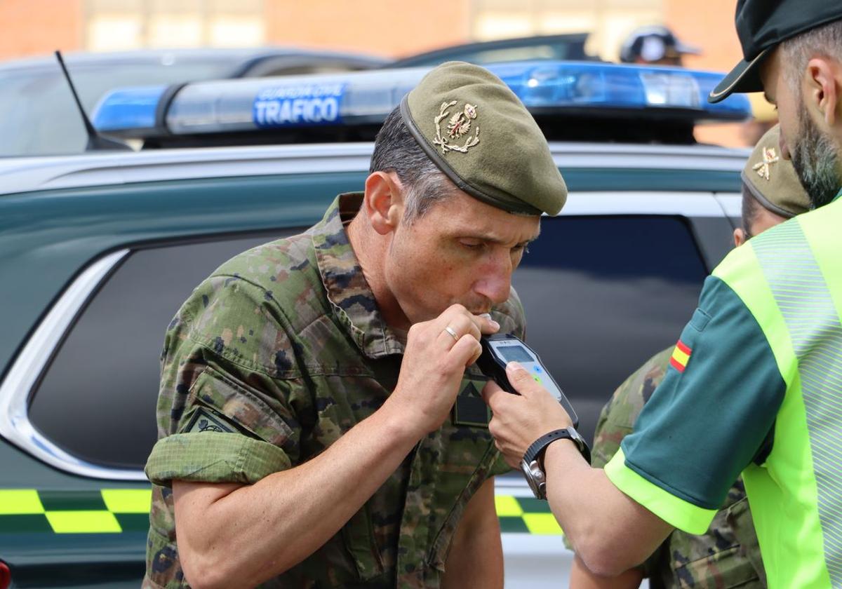 Un militar de la base Conde de Gazola realiza un test de alcoholemia durante un ejercicio de las jornadas de Seguridad Vial.