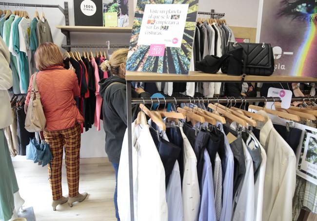 Acto de inauguración de la segunda tienda Moda re- de Cáritas León, con la asistencia del obispo de León, Luis Ángel de las Heras.